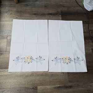 Vintage Hand Embroidered "Flowers & Ribbon Bows" Queen Pillow Case Set of 2🌼🎀